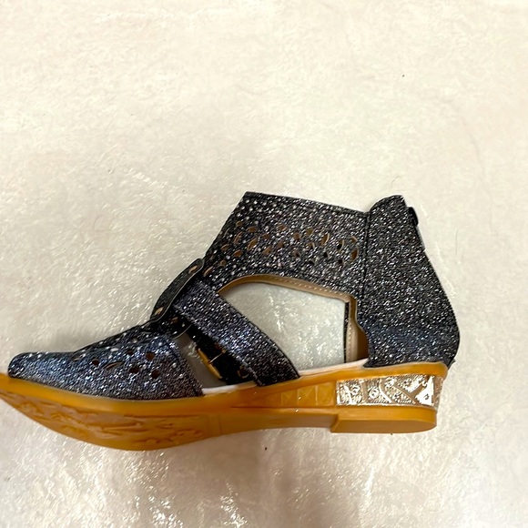 Never Worn Gray Glittery shoes, size 7 - Picture 2 of 2